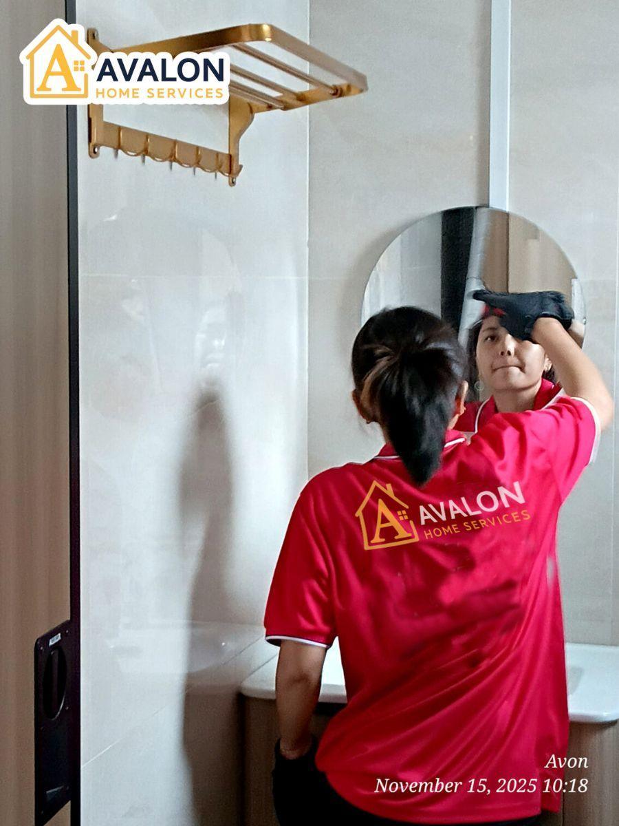 part time helper wipe toilet mirror