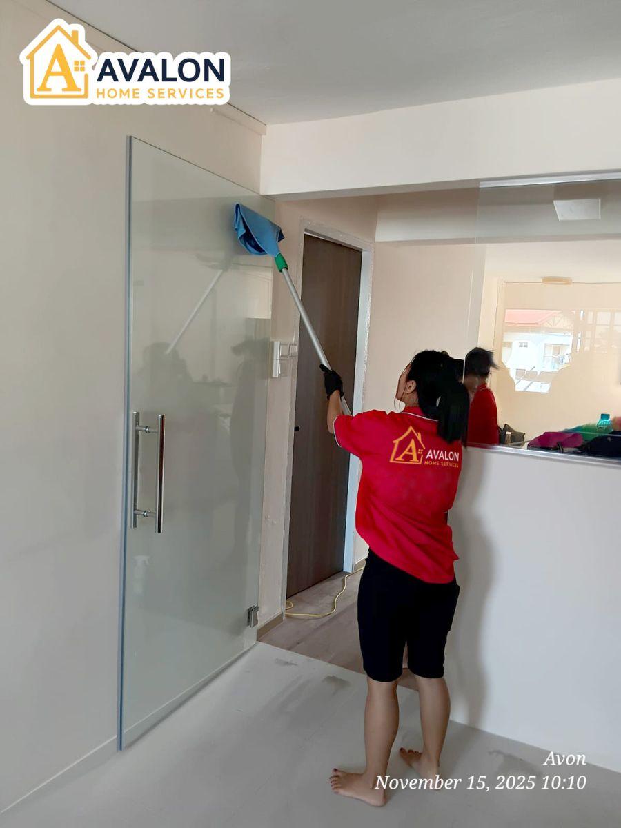 part-time maid wipe kitchen glass door